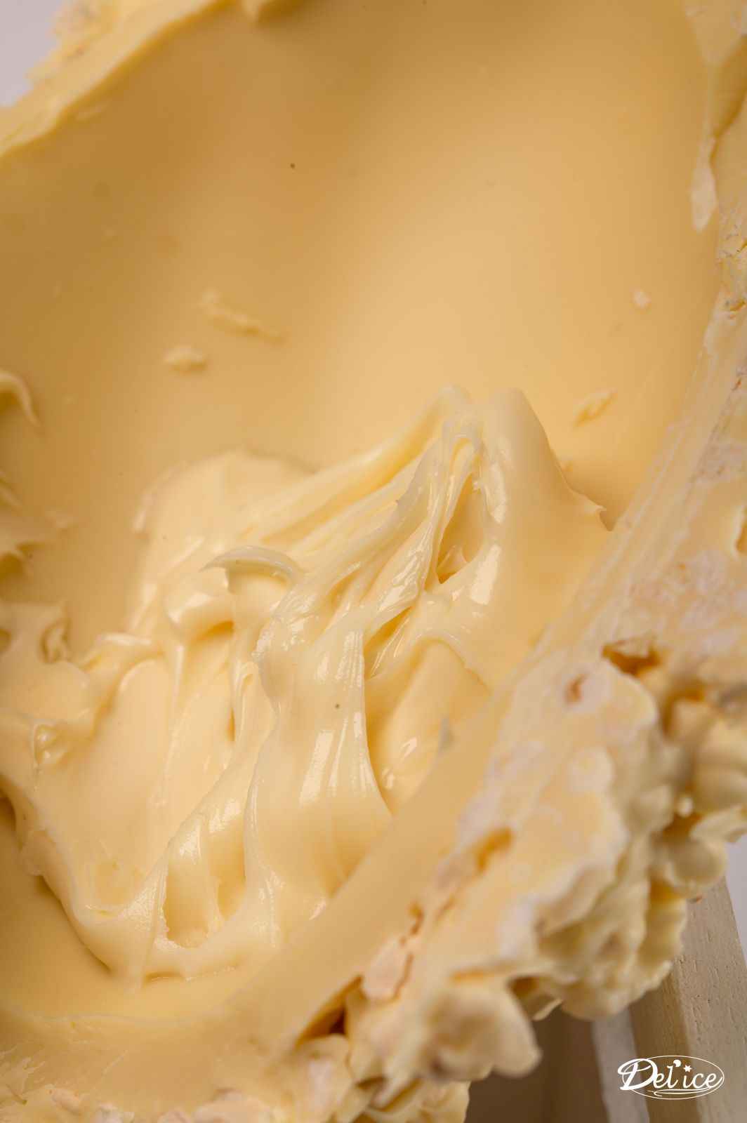 Uovo nocciolato ripieno di crema bianco gr.650