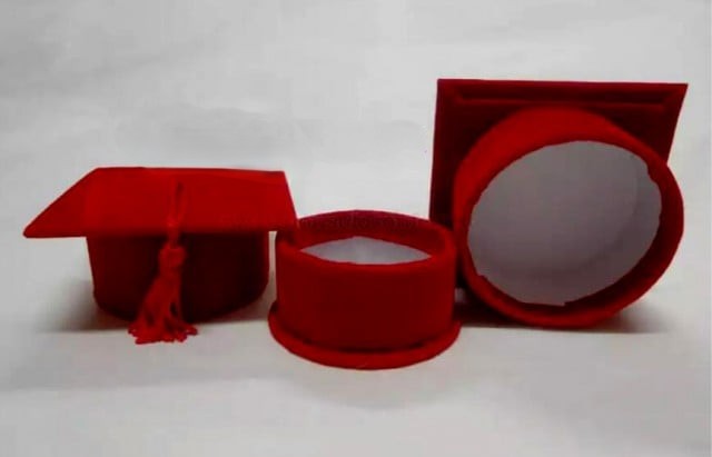 Set di 12 Cappelli Tocco Laurea porta confetti in velluto e nappina rossa. Bomboniere Car.