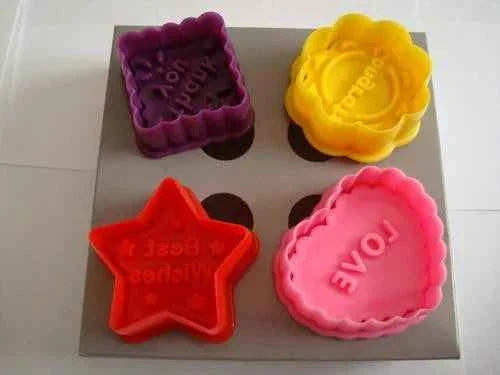 Love/ Thanks you/ Best Wishes/ Congrats. Set 4 Stampi espulsione Tagliapasta con Messaggi.