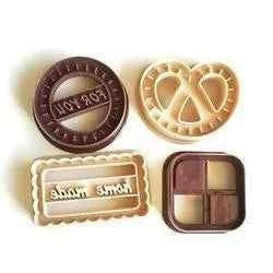 Biscotti. Set di 4 stampi Tagliapasta Smile con varie forme e 2 scritte