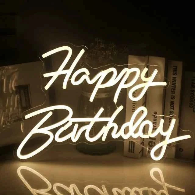Happy Birthday. Insegna Scritta Neon Bianca e Calda. Presa USB
