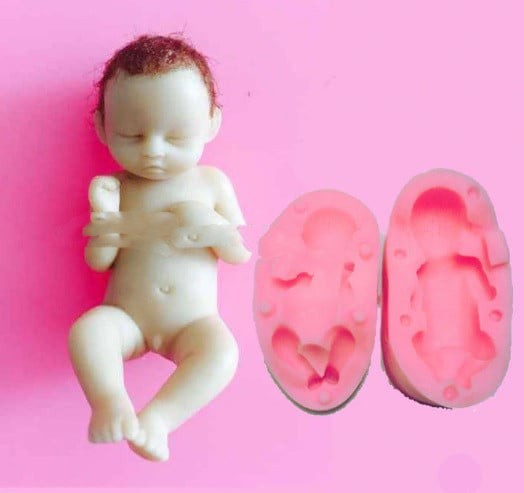 Neonato che dorme con piedi in alto. Stampo in silicone ad alta definizione