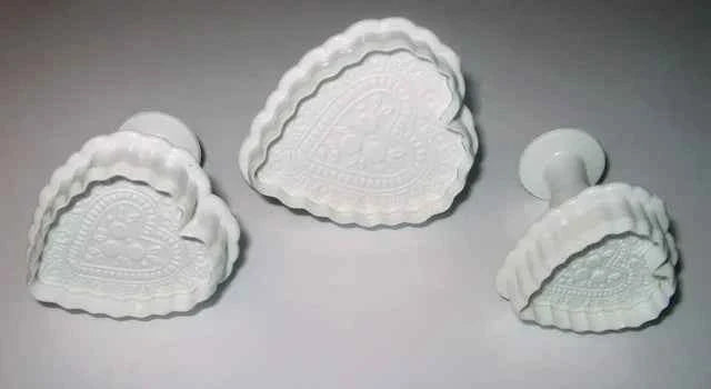 Cuori decorati. Set 3 Stampi espulsione Tagliapasta di varie misure.