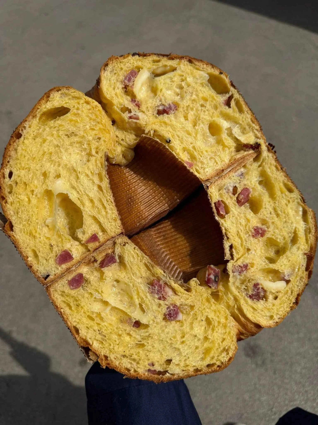 Tortano lievitato salato, con salame napoletano,provolone piccante e pepe nero