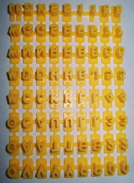 Numeri e simboli aritmetici. Set di 16 tagliapasta in plastica