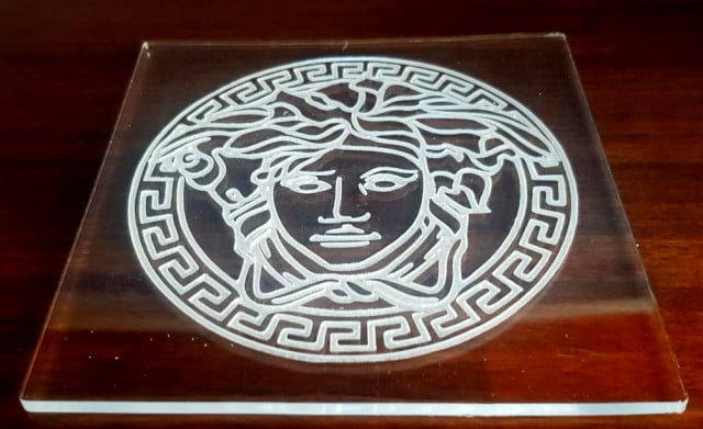 Versace Griffe. 13 x 13 cm. Stampo in Rilievo