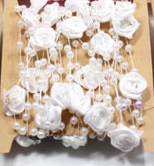 Filo Perle con Rose Bianche. 5 metri
