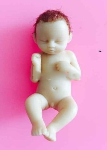 Neonato che dorme con piedi in alto. Stampo in silicone ad alta definizione