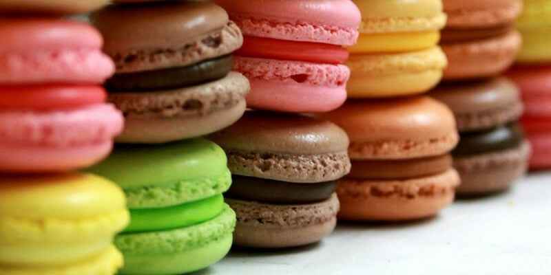 macarons fatti da noi. vari colori e gusti. da 12 pezzi