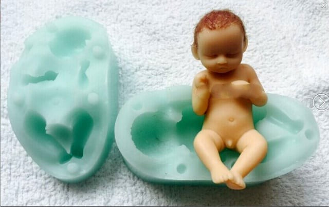 Neonato che dorme con piedi in alto. Stampo in silicone ad alta definizione