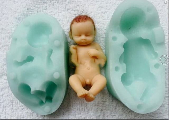 Neonato che dorme con piedi in alto. Stampo in silicone ad alta definizione